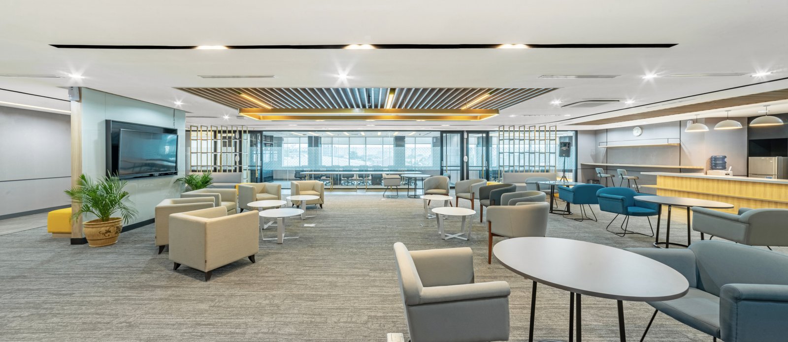 Lounge: Tempat Ide Tumbuh Santai – Interior Kantor Taspen Office Terintegrasi: Resepsionis hingga Ruang Kolaborasi