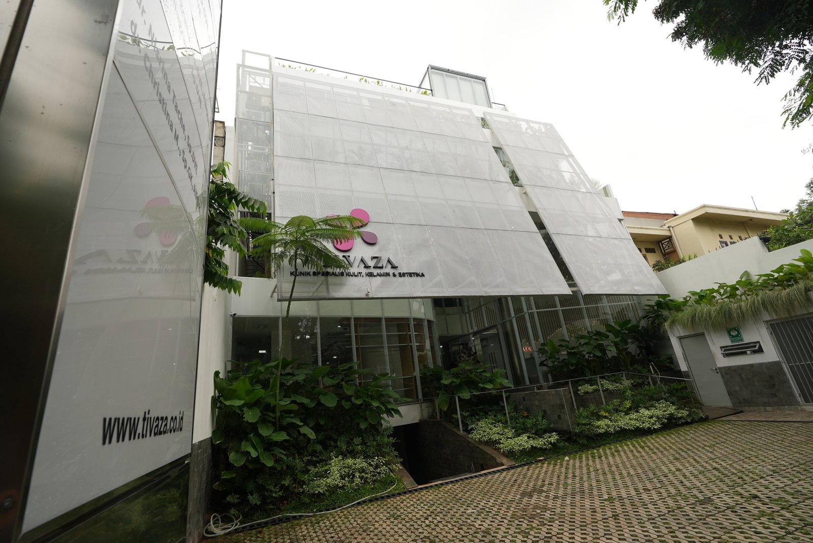 Fasad sebagai Identitas: Klinik Tivaza dan Interpretasi Baru Rumah Jengki