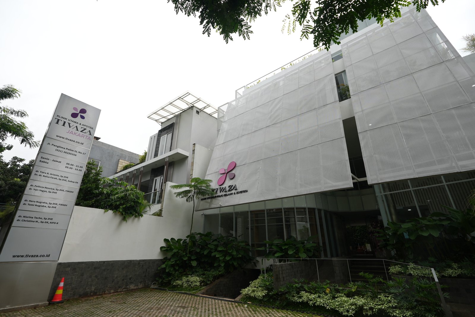 Fasad sebagai Identitas: Klinik Tivaza dan Interpretasi Baru Rumah Jengki