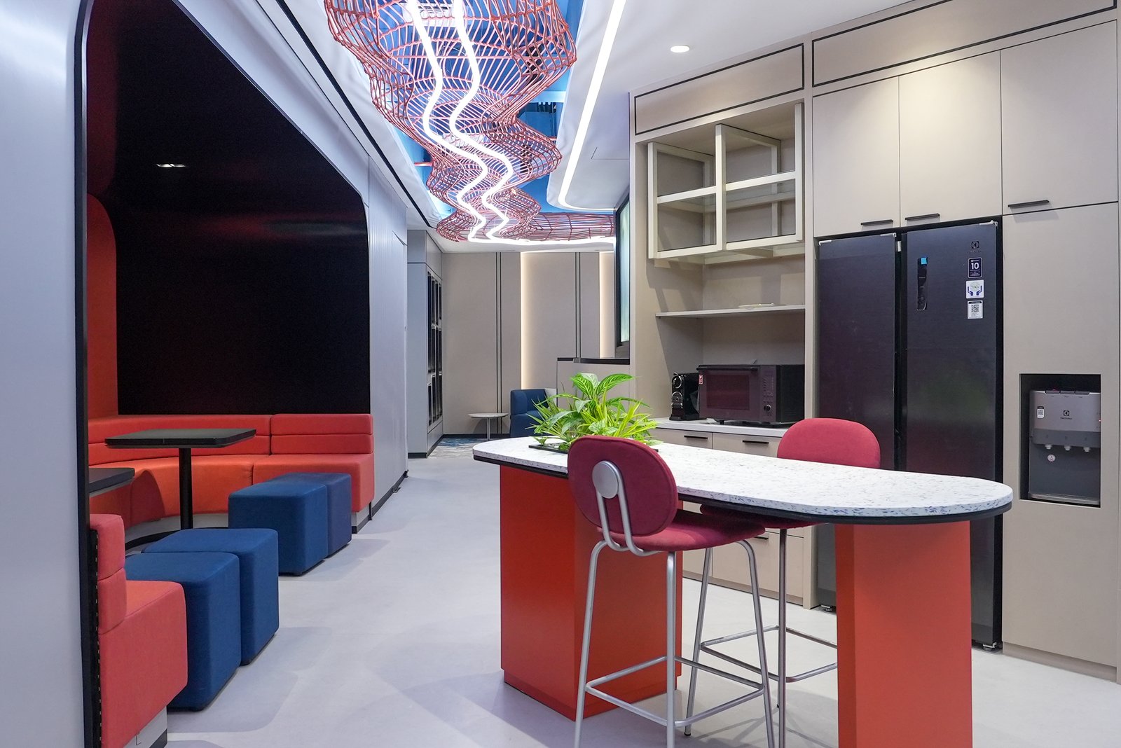 Hubungan dengan Ruang Sekitar – Desain Interior BSI Tower: Ketika Lobby Menjadi Wajah Utama Kantor