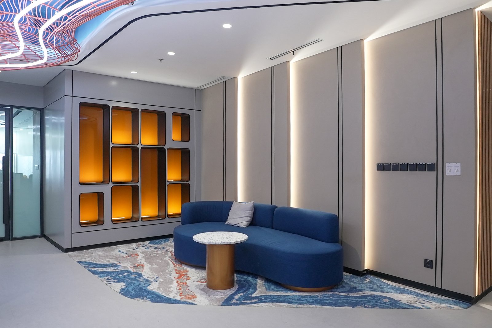 Hubungan dengan Ruang Sekitar – Desain Interior BSI Tower: Ketika Lobby Menjadi Wajah Utama Kantor