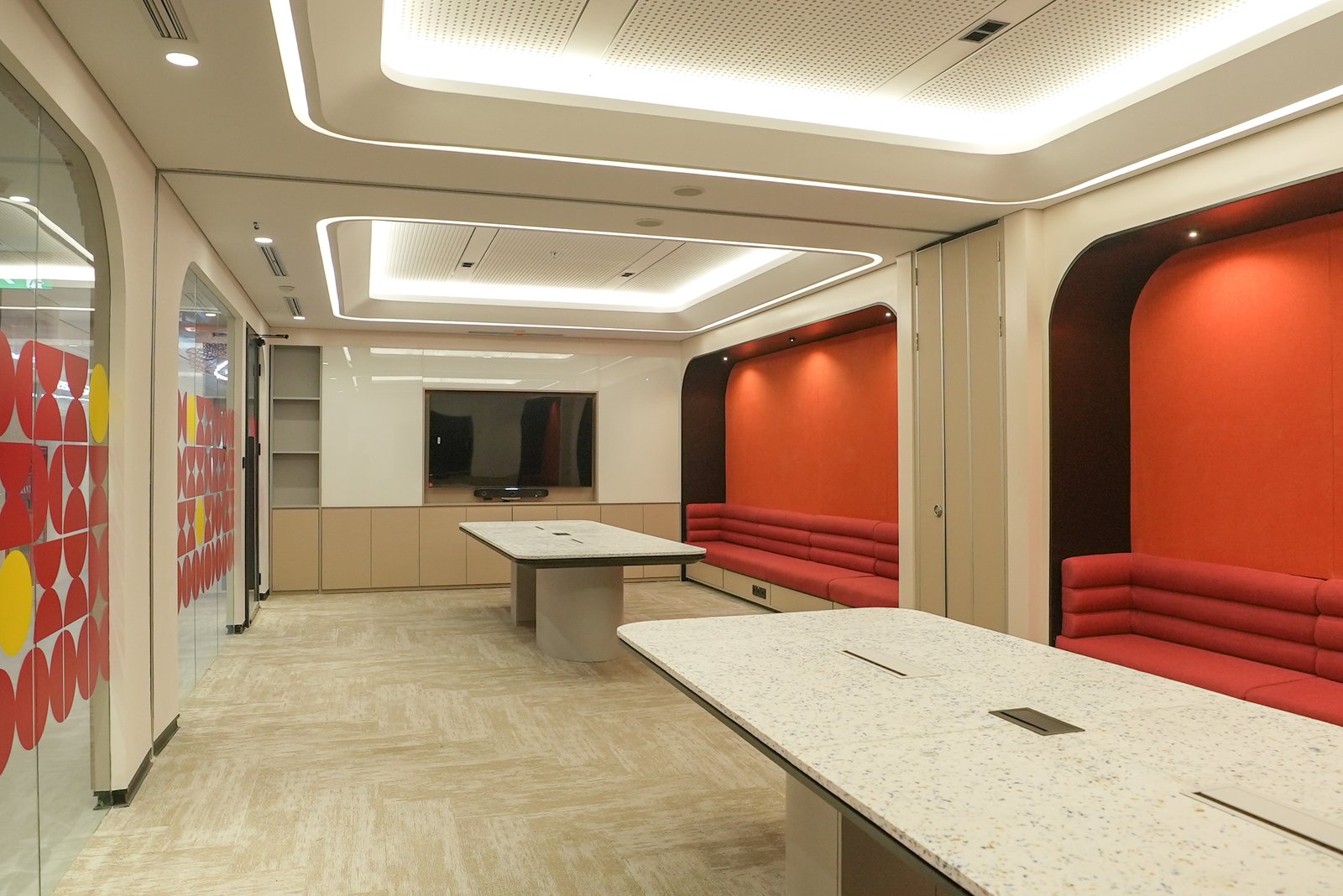 Operable Meeting Room: Fleksibilitas Kolaborasi – Mengintip Desain Interior BSI Tower: Dari Konsep ke Eksekusi Strategis
