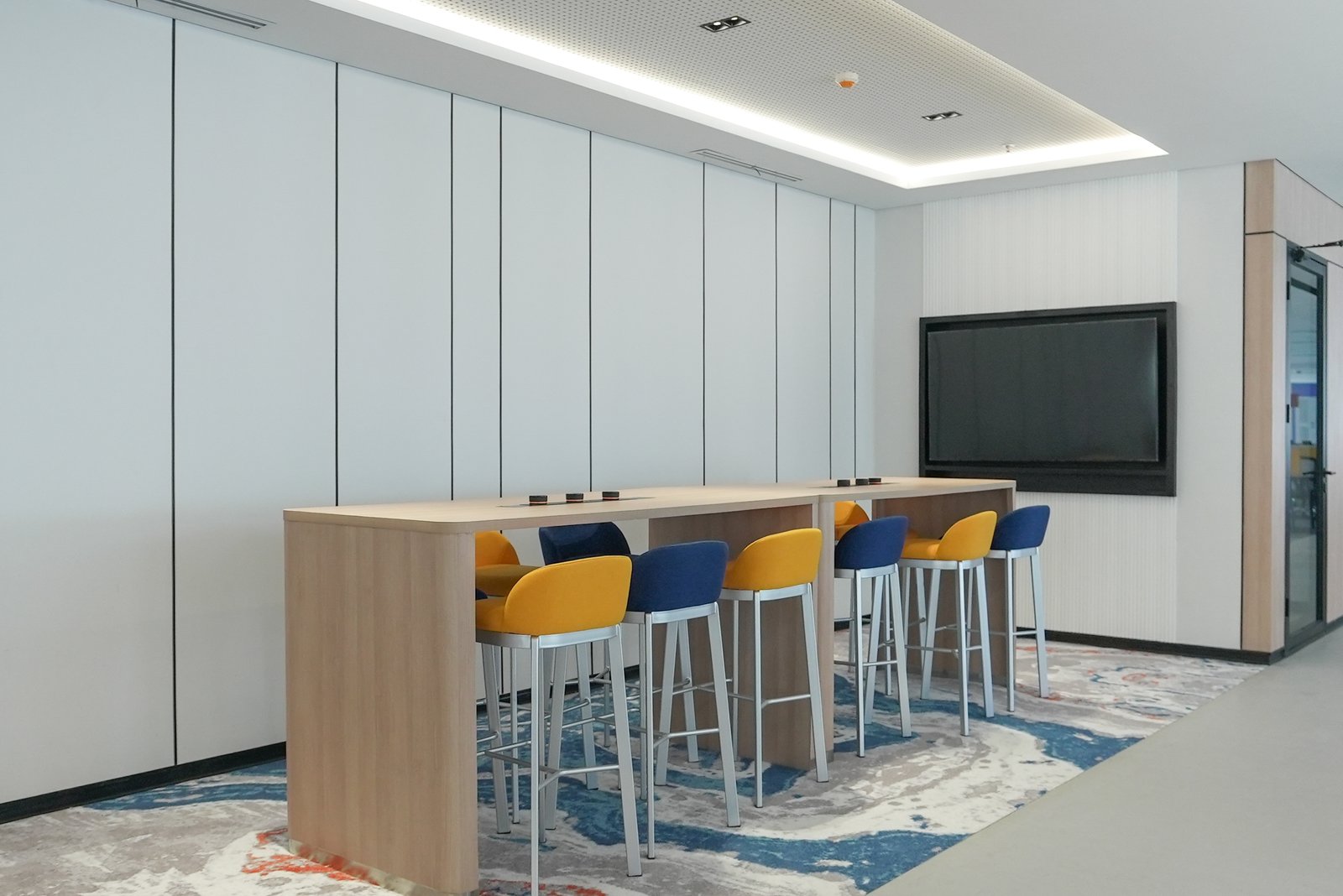 High Table Zone: Titik Agile Meeting – Mengintip Desain Interior BSI Tower: Dari Konsep ke Eksekusi Strategis