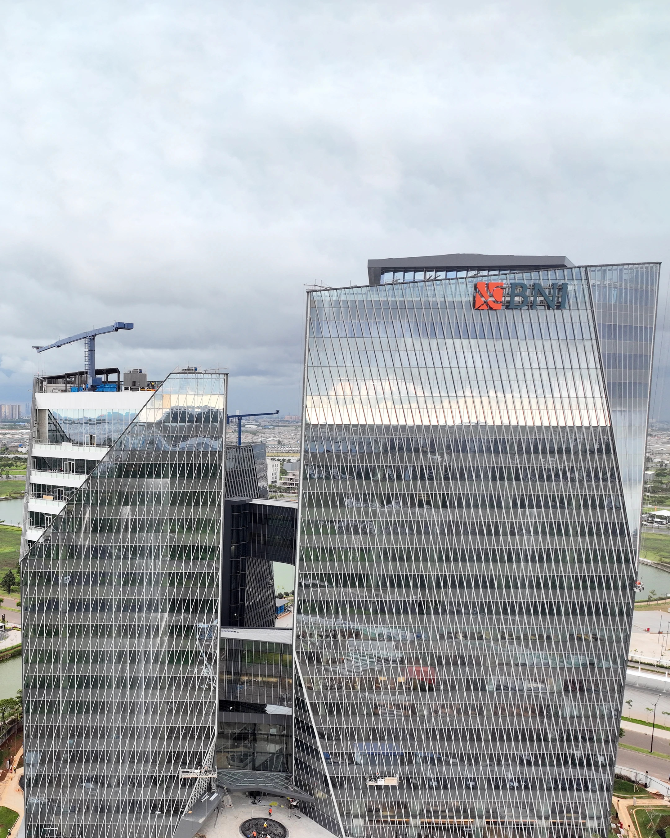 2. Low-E Glass (Low-Emissivity): Jantung Konsep Green Building – Mengupas Tiga Jenis Kaca Premium BNI Emerald Tower: Solusi Arsitektur