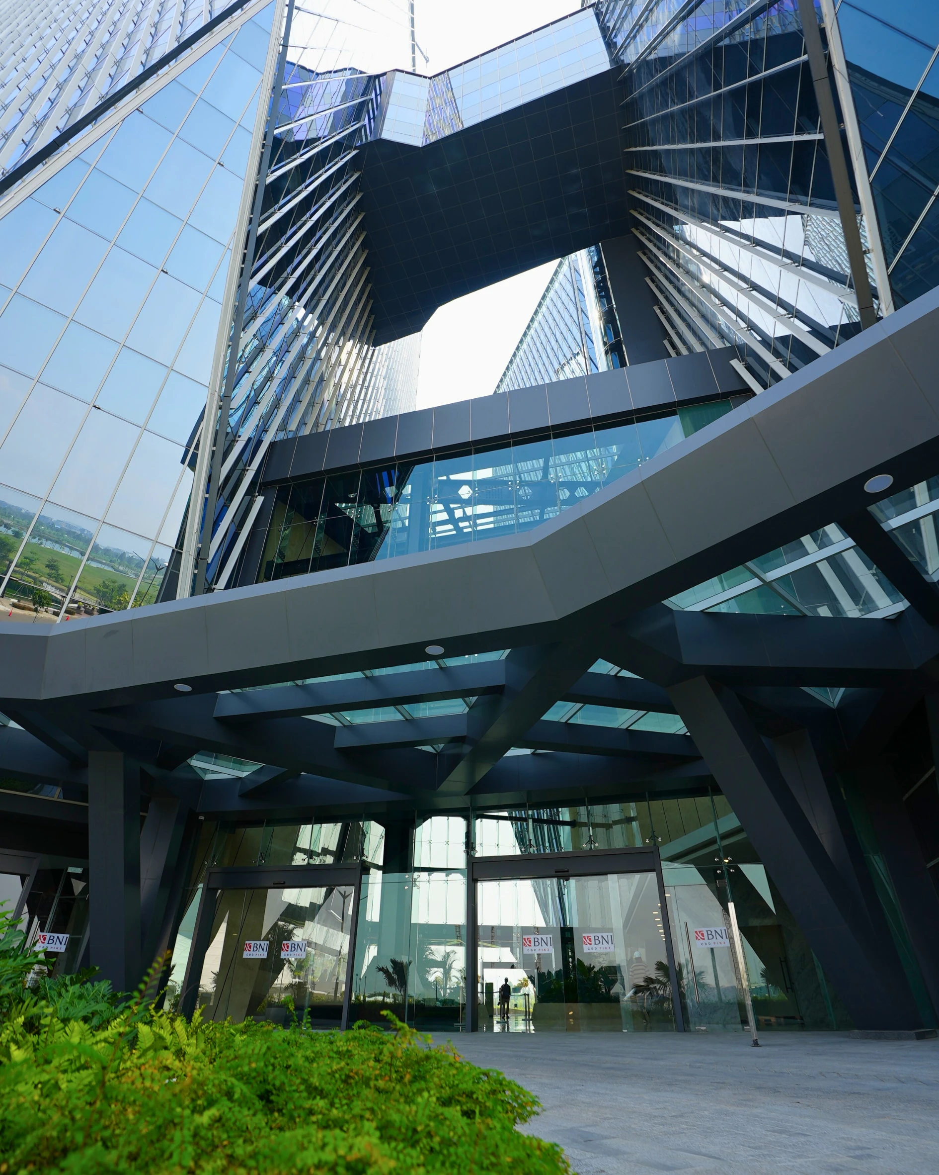 3. Crystal Glass: Estetika Premium di Area Sambutan – Mengupas Tiga Jenis Kaca Premium BNI Emerald Tower: Solusi Arsitektur untuk Efisiensi