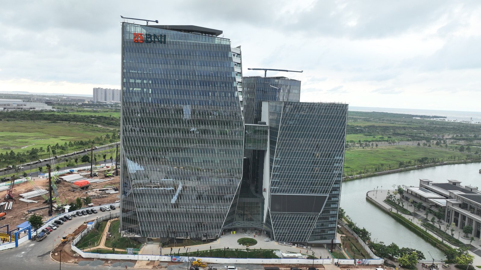 Mengupas Tiga Jenis Kaca Premium BNI Emerald Tower: Solusi Arsitektur untuk Efisiensi dan Estetika