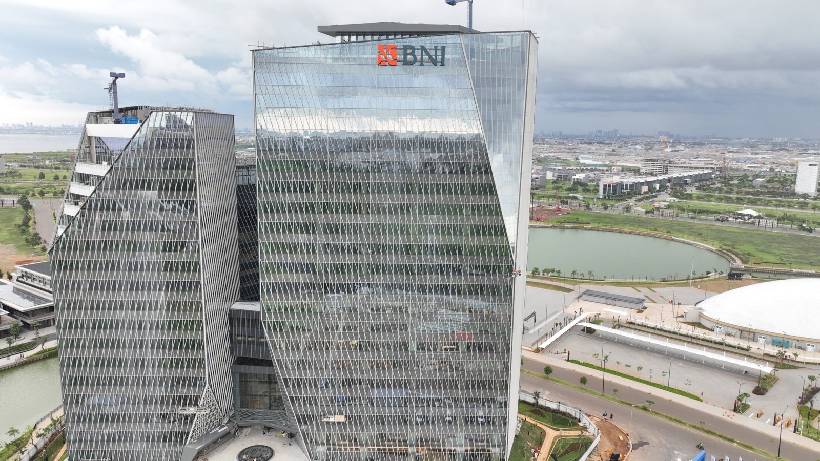 1. Double Reflective Glass (Double Glass): Perisai Termal Menara Utama – Mengupas Tiga Jenis Kaca Premium BNI Emerald Tower: Solusi