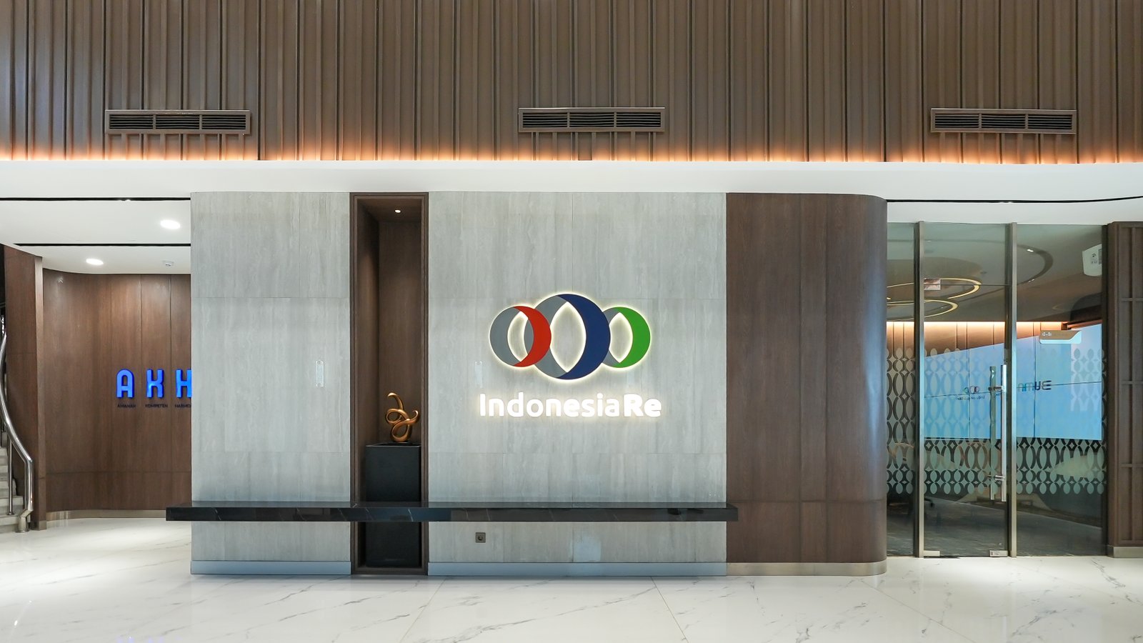 Membangun Identitas Korporat Melalui Desain: Lobby Indonesia Re oleh Alien Design Consultant