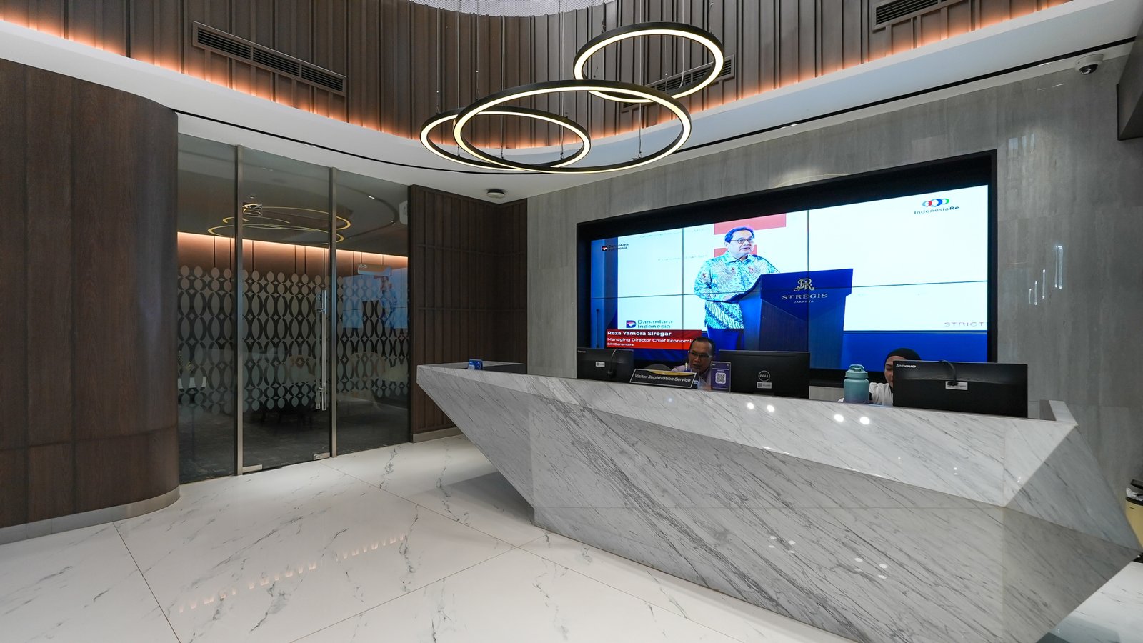 Sebuah Ruang dengan Jiwa Korporat – Membangun Identitas Korporat Melalui Desain: Lobby Indonesia Re oleh Alien Design Consultant
