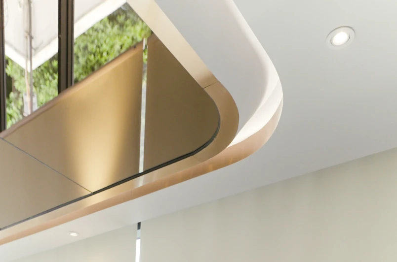Ceiling sebagai Identitas Ruang – Interior Ruang Meeting Mandiri Private: Dialog Antara Eksklusivitas, Ketelitian, dan Kehangatan Ruang