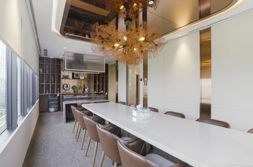 Narasi Material: Warm, Precise, Private – Interior Ruang Meeting Mandiri Private: Dialog Antara Eksklusivitas, Ketelitian, dan Kehangatan