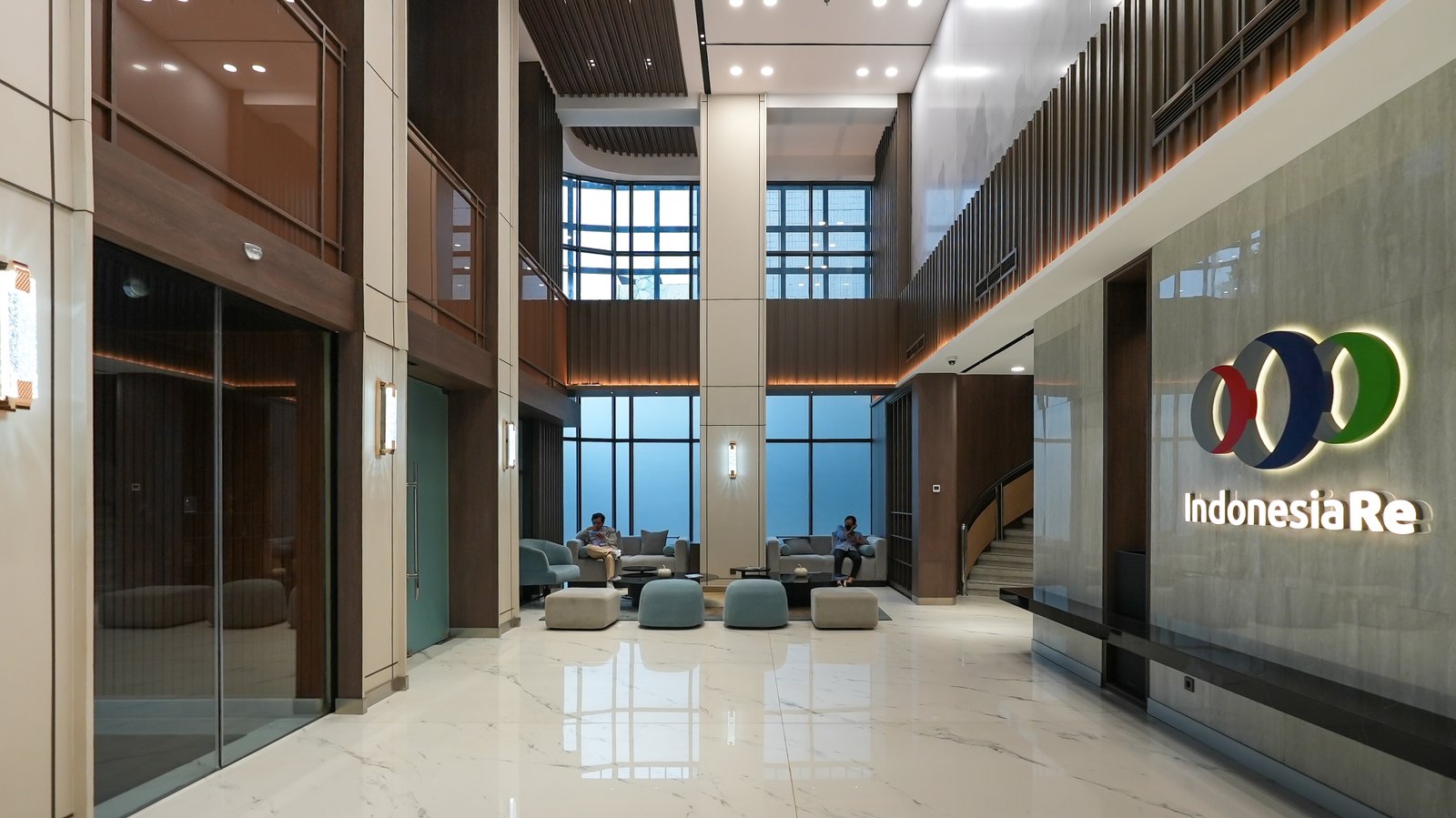 Simbolisme dan Representasi – Membangun Identitas Korporat Melalui Desain: Lobby Indonesia Re oleh Alien Design Consultant