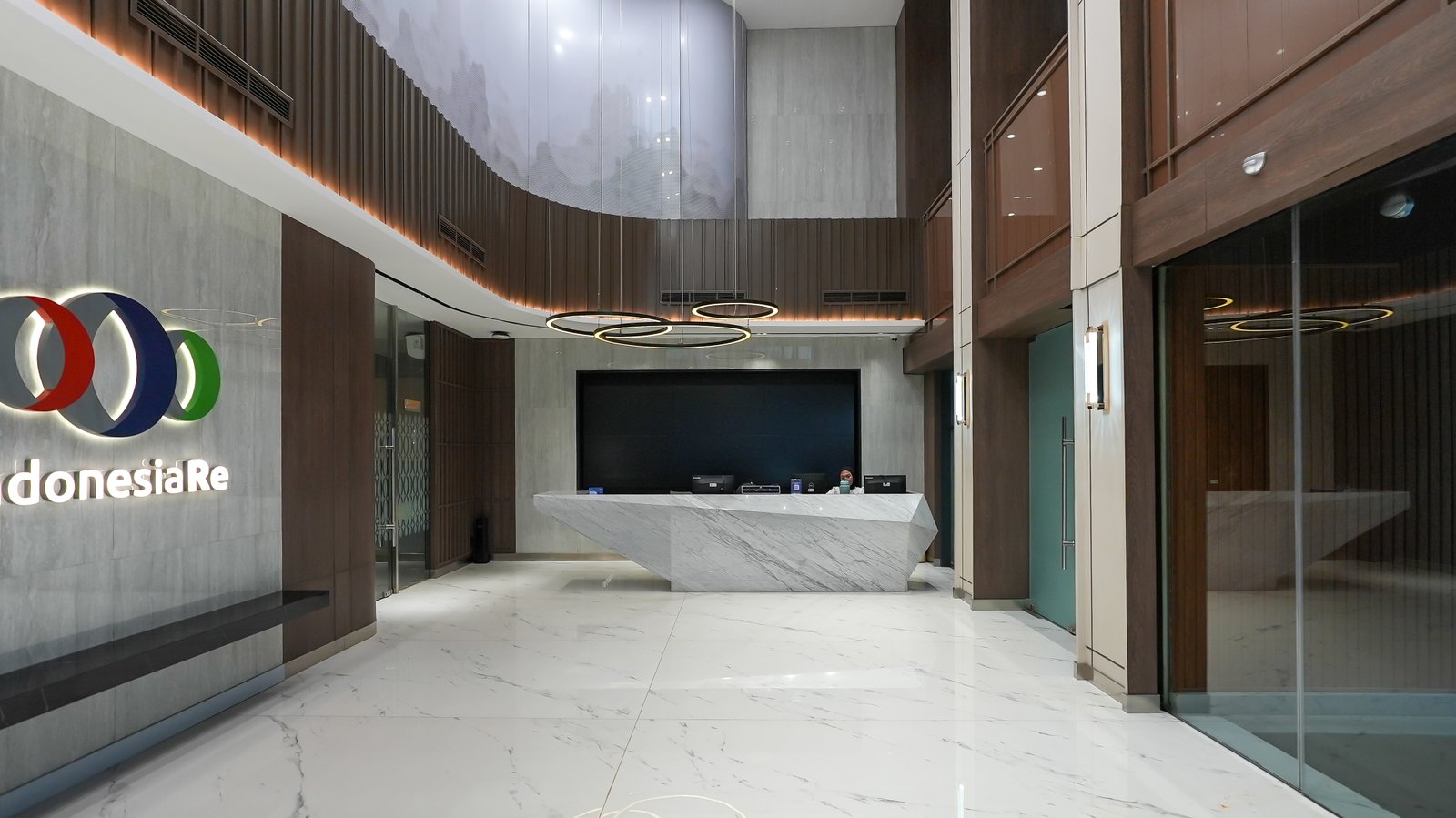 Ruang yang Terbuka, Simetris, dan Menenangkan – Membangun Identitas Korporat Melalui Desain: Lobby Indonesia Re oleh Alien Design Consultant