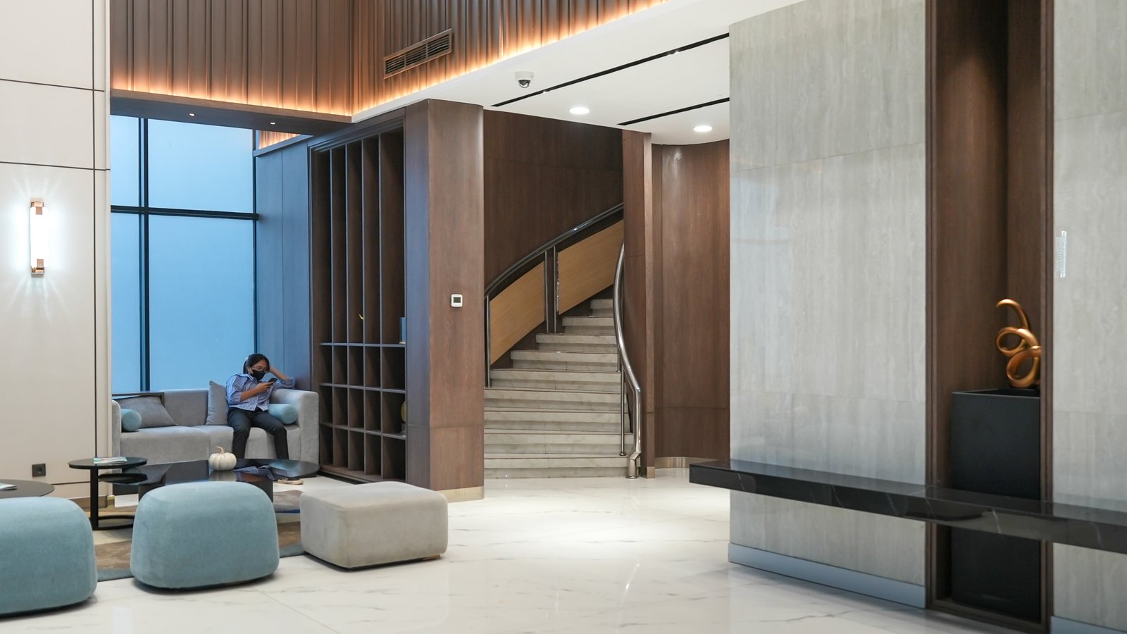 Pendekatan Desain: Antara Rasional dan Emosional – Membangun Identitas Korporat Melalui Desain: Lobby Indonesia Re oleh Alien Design