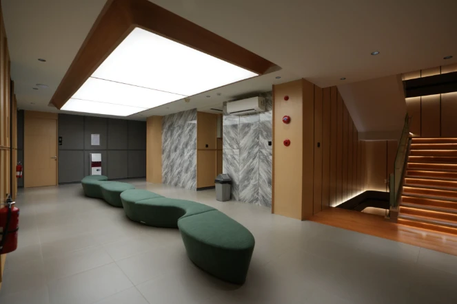 Pencahayaan Lembut yang Menentramkan – Kesederhanaan yang Elegan dalam Desain Kantor Sushi Tei oleh Alien DC
