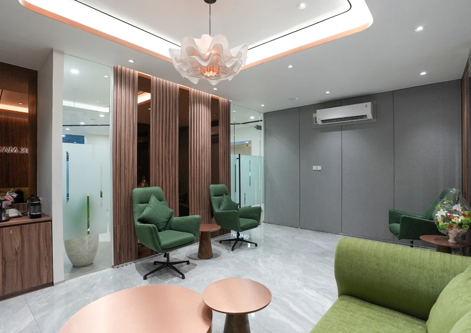 Visual Order yang Terstruktur dan Profesional – Interior Banking Hall yang Hangat dan Ramah di Bank Maspion Surabaya