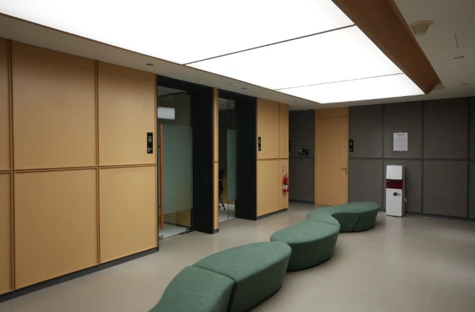 Pencahayaan Lembut yang Menentramkan – Kesederhanaan yang Elegan dalam Desain Kantor Sushi Tei oleh Alien DC