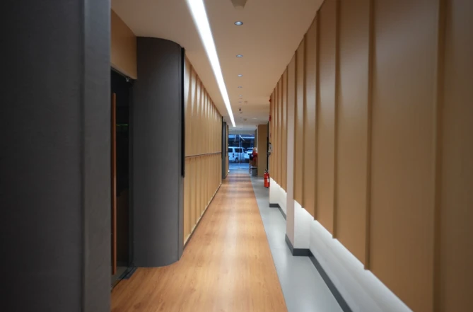 Harmoni antara Kesederhanaan dan Presisi – Kesederhanaan yang Elegan dalam Desain Kantor Sushi Tei oleh Alien DC