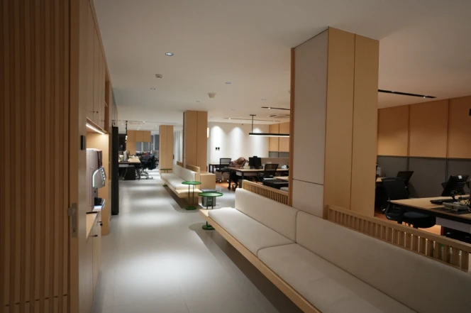 Materialitas yang Mewakili Keanggunan Sunyi – Kesederhanaan yang Elegan dalam Desain Kantor Sushi Tei oleh Alien DC