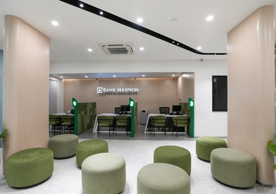 Soft Geometry untuk Ruang yang Humanis dan Fleksibel – Interior Banking Hall yang Hangat dan Ramah di Bank Maspion Surabaya