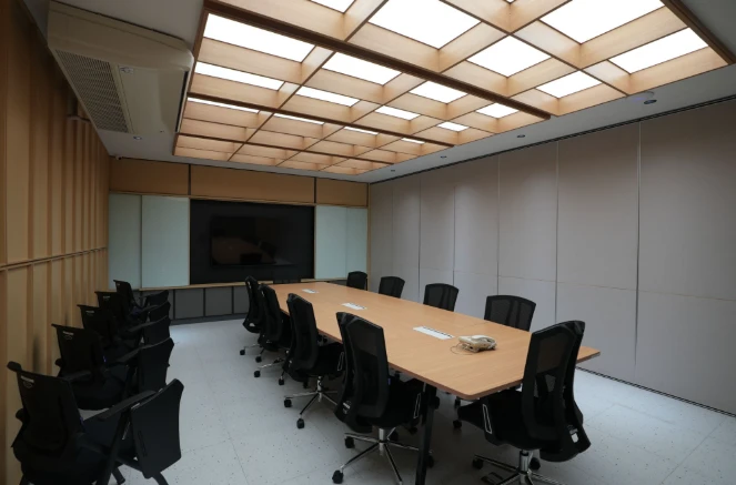 Refleksi Identitas Sushi Tei – Kesederhanaan yang Elegan dalam Desain Kantor Sushi Tei oleh Alien DC