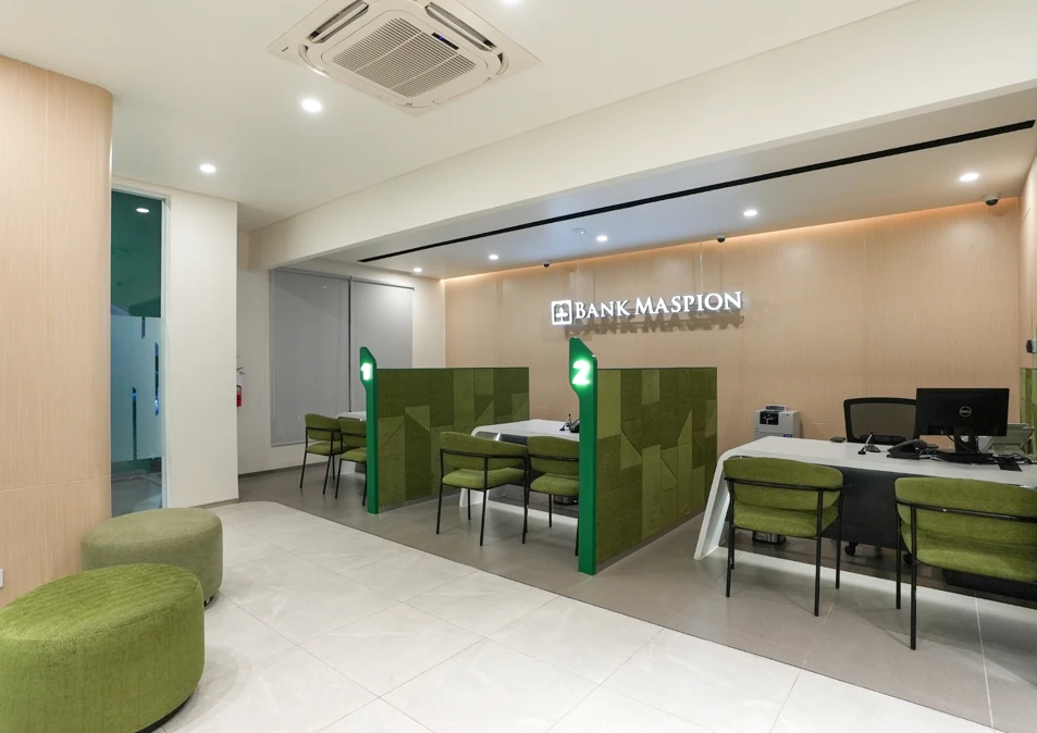 Area Layanan dengan Tata Alur yang Jelas – Interior Banking Hall yang Hangat dan Ramah di Bank Maspion Surabaya
