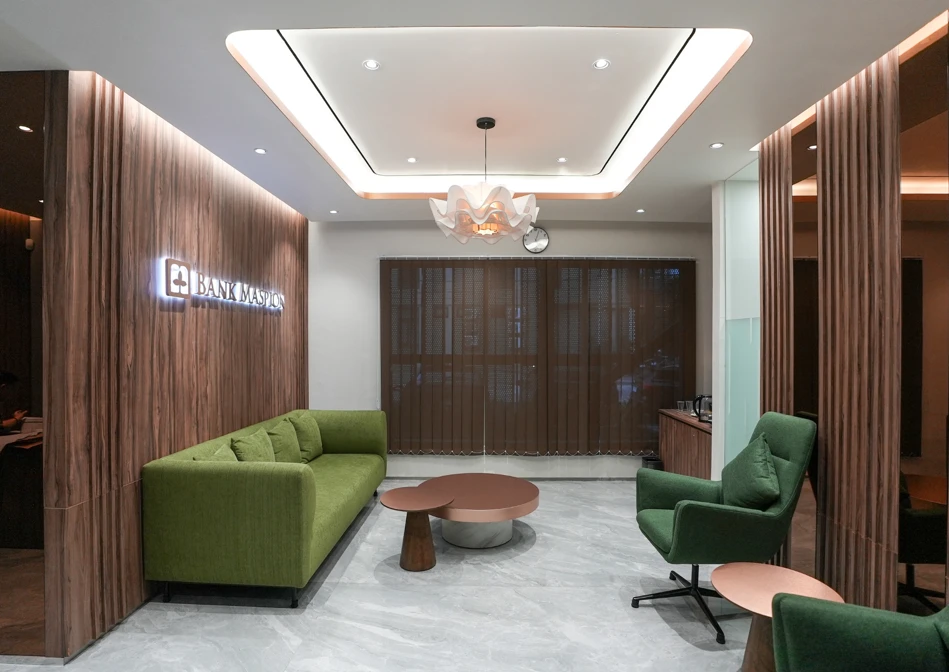 Pencahayaan sebagai Identitas Visual Ruang – Interior Banking Hall yang Hangat dan Ramah di Bank Maspion Surabaya