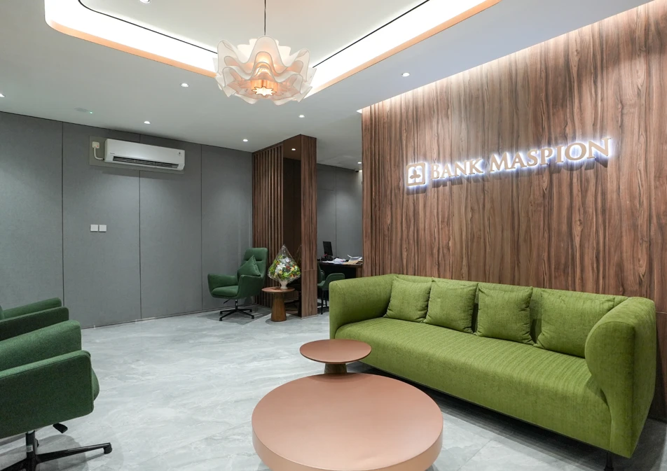 Visual Order yang Terstruktur dan Profesional – Interior Banking Hall yang Hangat dan Ramah di Bank Maspion Surabaya