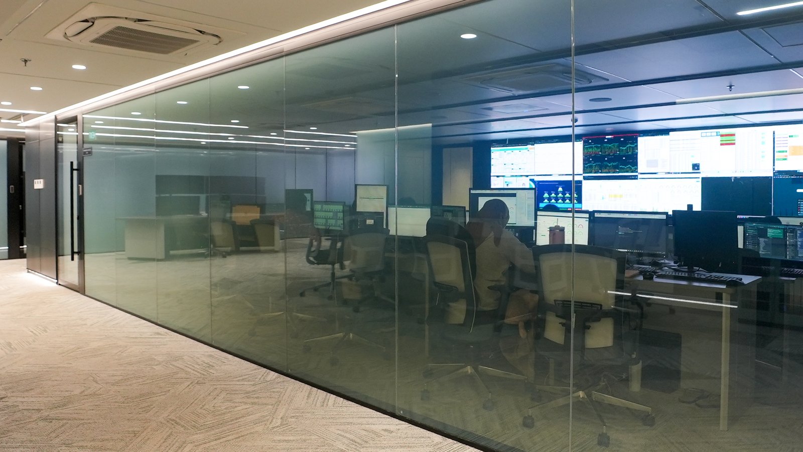 2. Clarity & Sophistication – BSI Command Center: Transformasi Interior Ruang Kerja Syariah Berbasis Teknologi