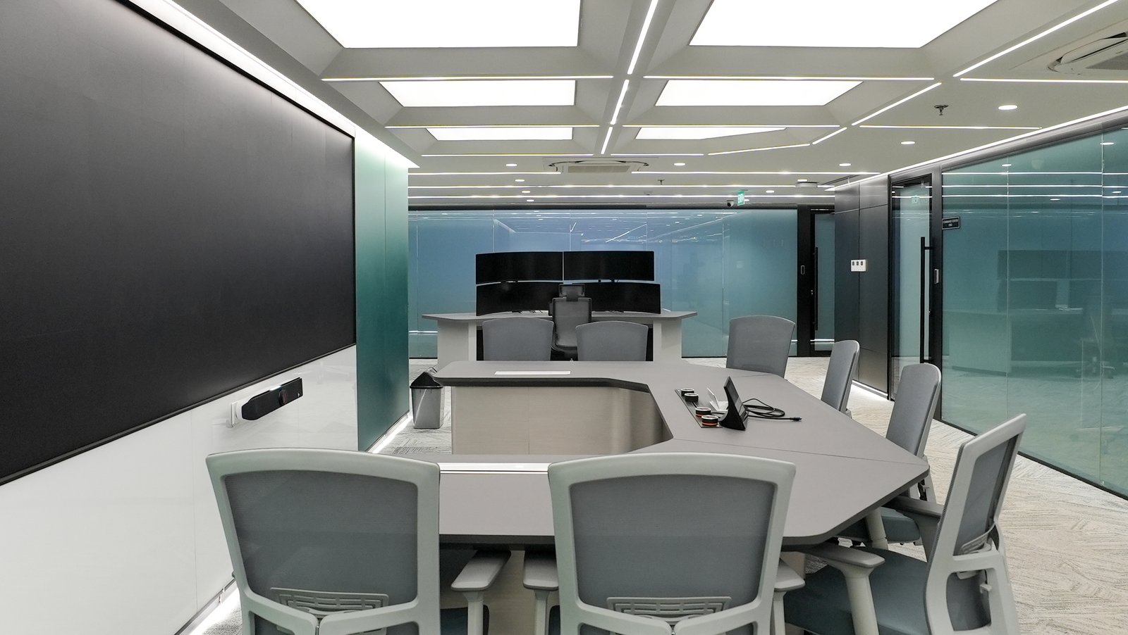 3. Simple, High-Tech – BSI Command Center: Transformasi Interior Ruang Kerja Syariah Berbasis Teknologi