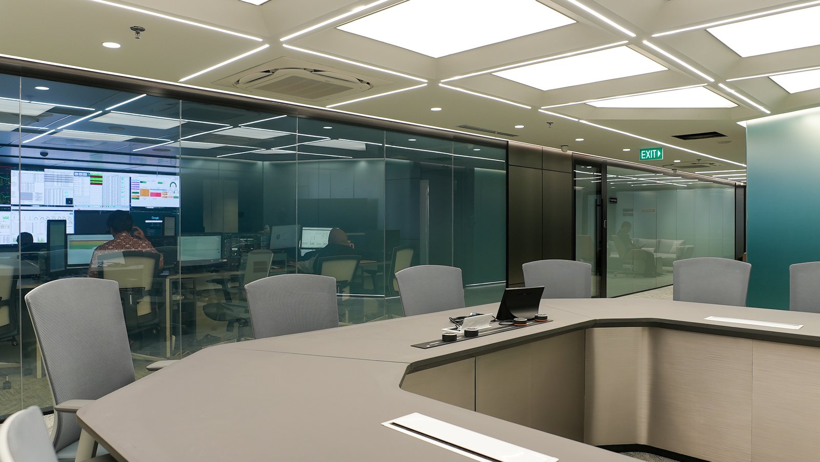 Pendekatan Desain: Zen & High-Tech – BSI Command Center: Transformasi Interior Ruang Kerja Syariah Berbasis Teknologi