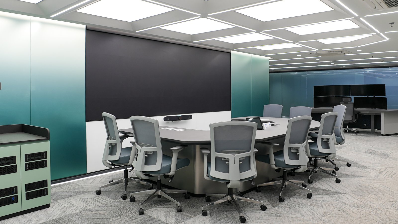War Room dengan Smart Glass – BSI Command Center: Transformasi Interior Ruang Kerja Syariah Berbasis Teknologi