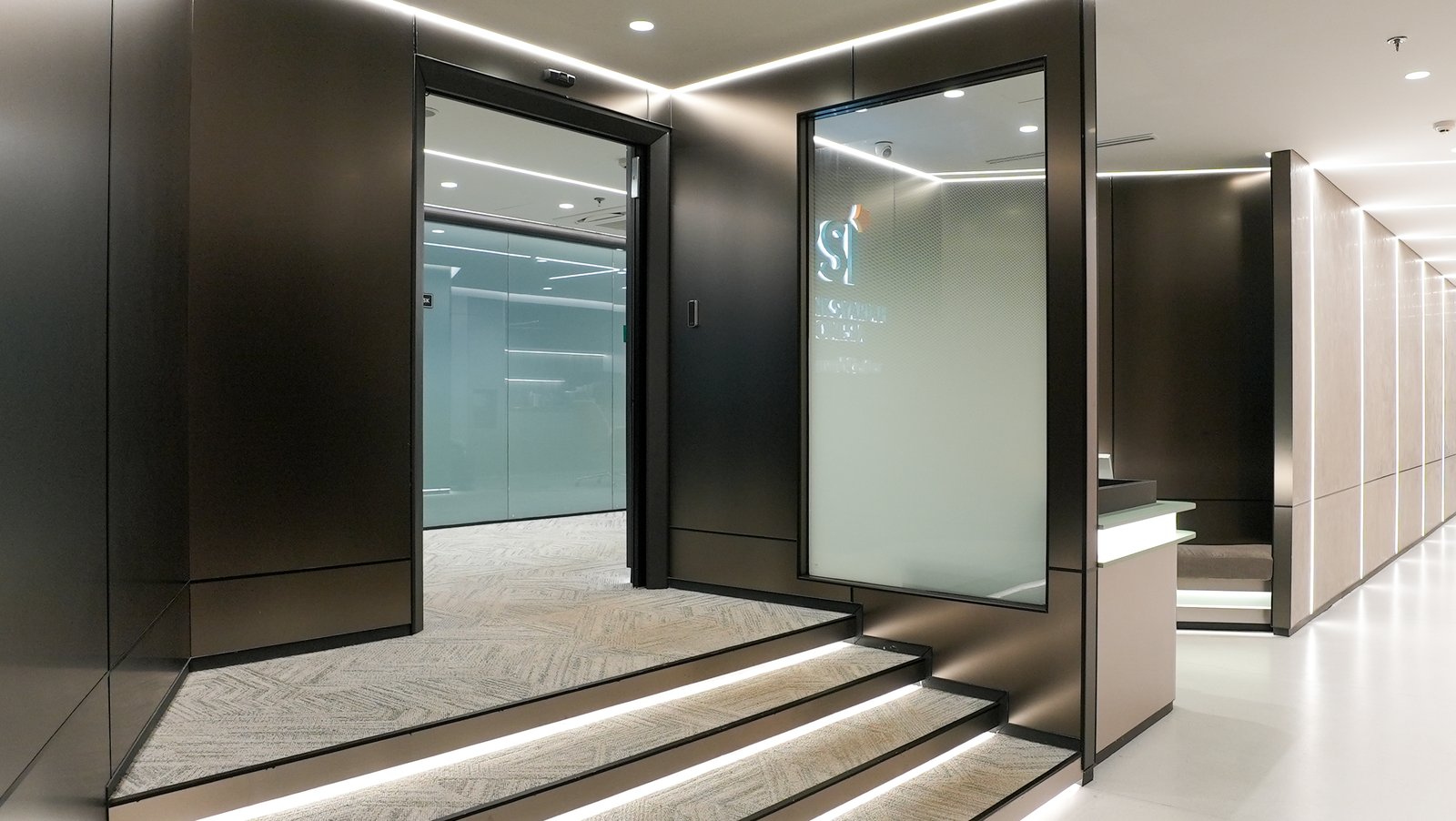 Command Center Lobby – BSI Command Center: Transformasi Interior Ruang Kerja Syariah Berbasis Teknologi