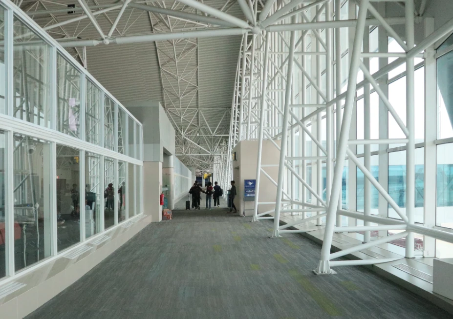 Transparansi dan Keterbukaan Ruang – Mengenal Desain Interior Bandara Sultan Hasanuddin: Terinspirasi Kapal Pinisi