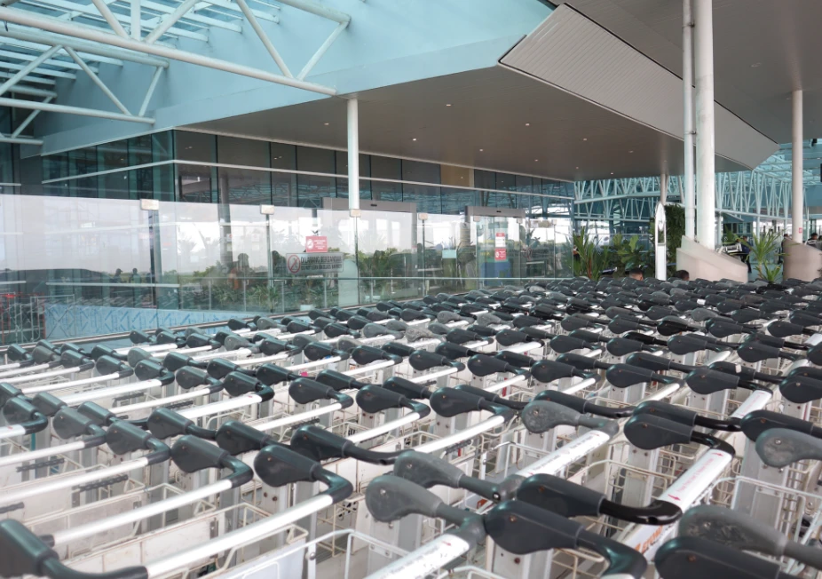 Fasilitas Pendukung Perjalanan – Mengenal Desain Interior Bandara Sultan Hasanuddin: Terinspirasi Kapal Pinisi