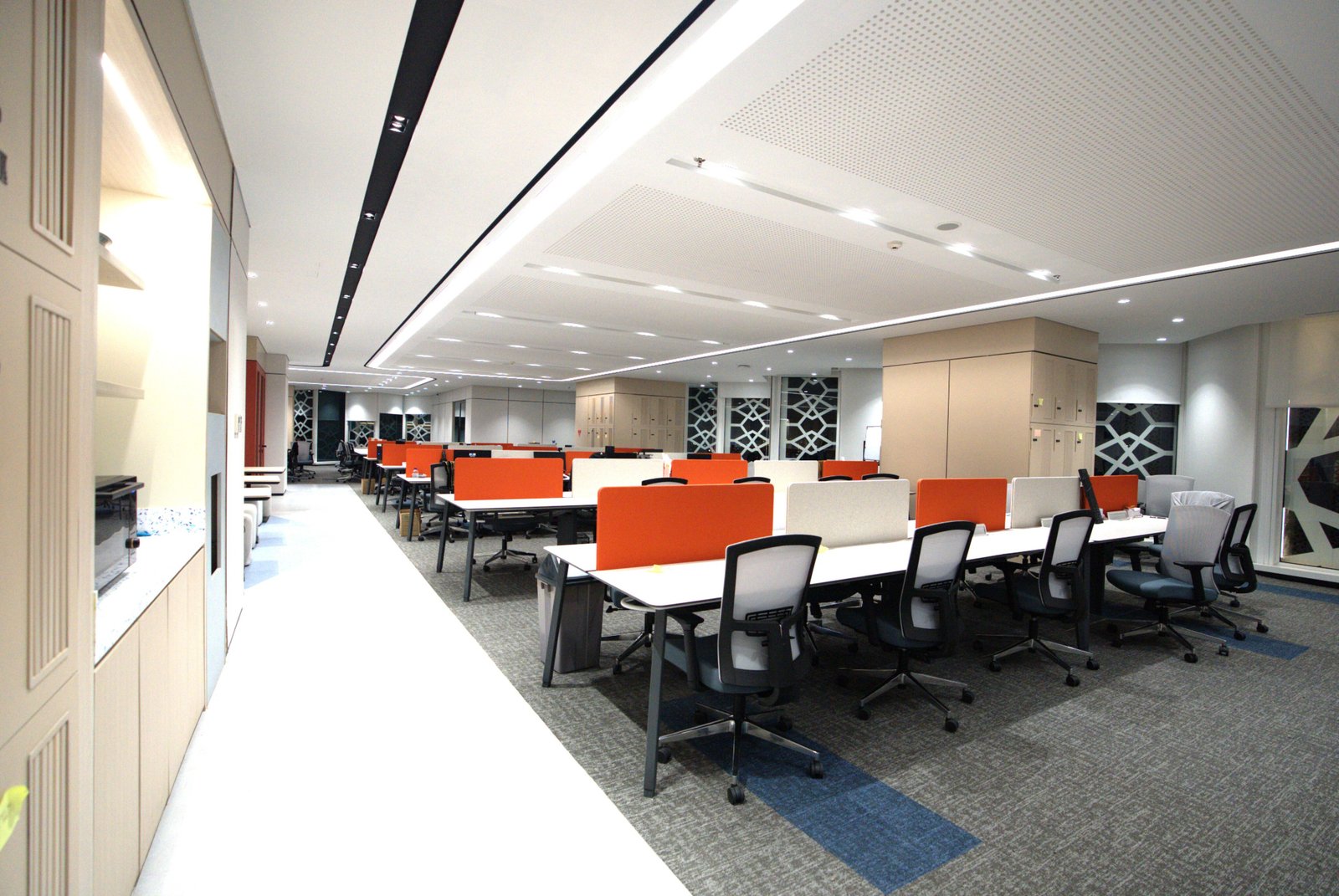 Konsep Interior Kantor IT dengan Sentuhan Futuristik dan Energik – Desain Interior Kantor BSI Tower Lantai 22 & 23: Konsep Workspace Modern