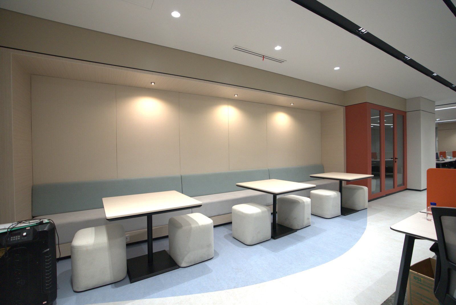 Konsep Interior Kantor IT dengan Sentuhan Futuristik dan Energik – Desain Interior Kantor BSI Tower Lantai 22 & 23: Konsep Workspace Modern