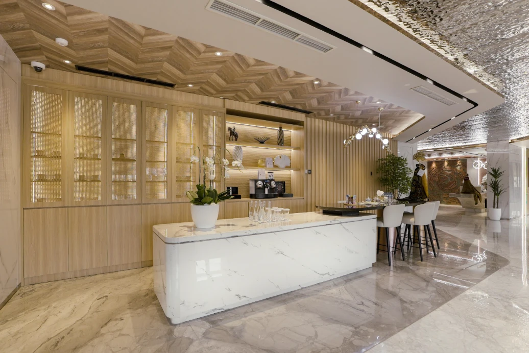 Lounge Mandiri Private dengan perpaduan marmer, kayu, dan pencahayaan hangat.