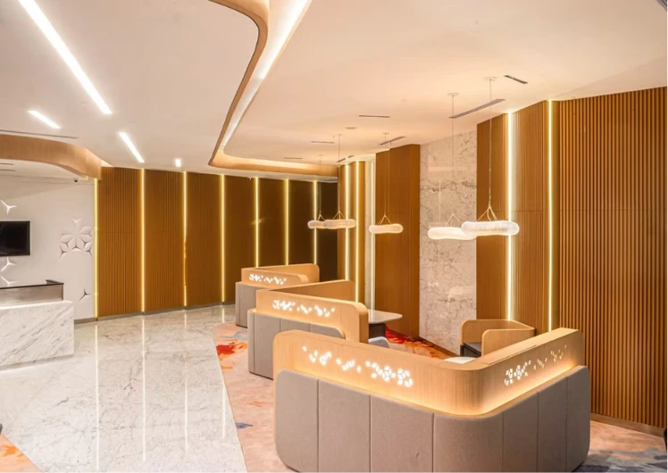 3. Zona Layanan Teller (Teller Counter) – Anatomi Banking Hall Modern: 6 Zona dari Teller sampai Digital Corner