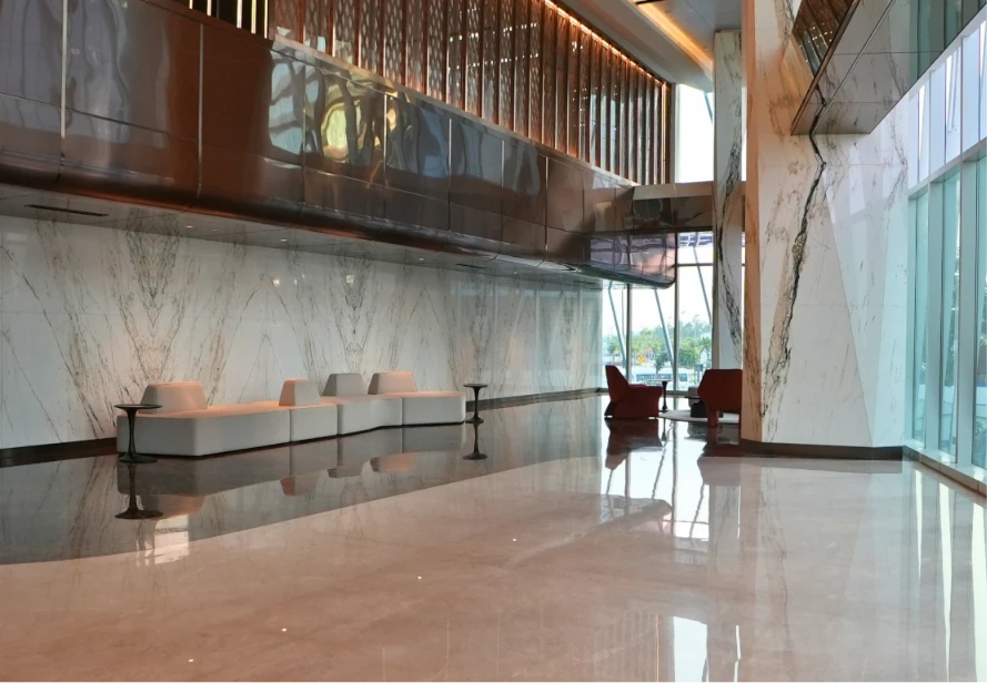 Gambar 8. Koridor pada lobby dengan pendekatan desain yang konsisten pada setiap elemen ruang.