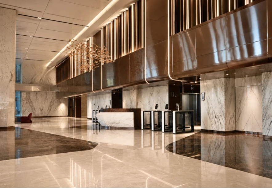 Gambar 9. Main lobby yang telah memasuki tahap akhir penyelesaian interior.