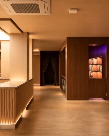 Bar dengan panel slat dan lighting linear