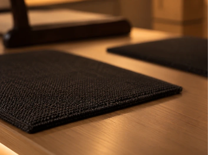 Detail alas duduk dan platform dengan woodgrain finish