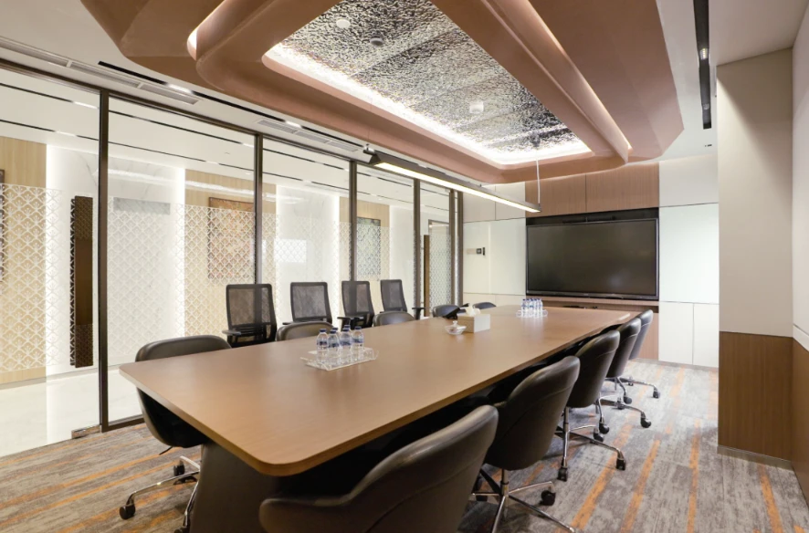 Teknologi yang Terintegrasi, Bukan Terlihat – Interior Conference Room: Menyusun DNA Desain dari Ruang Diskusi