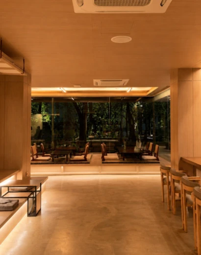 Seating area dengan pandangan ke lanskap di luar