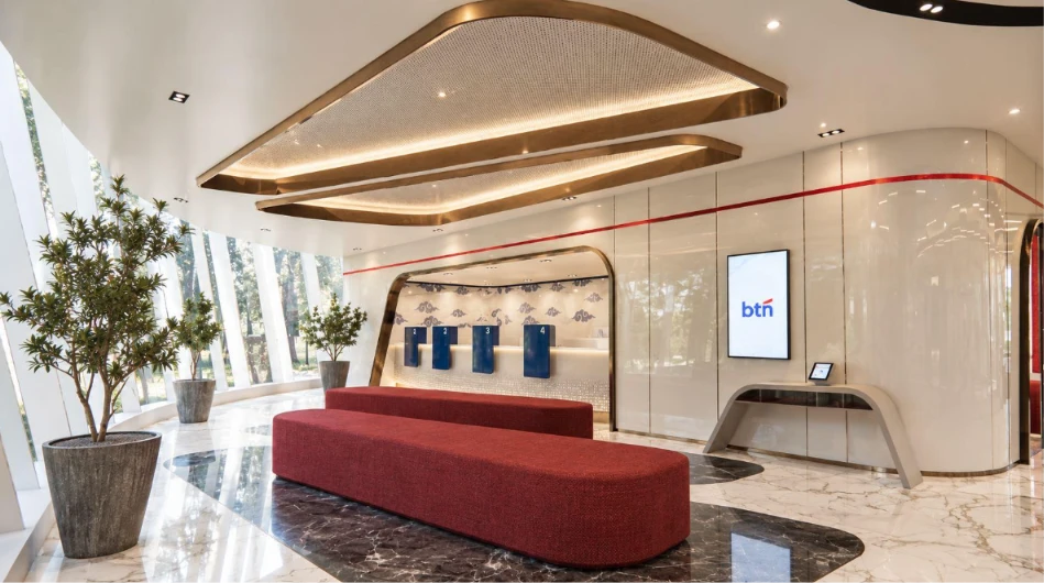 Detail hospitality dan branding memperkuat transisi dari area publik menuju area yang lebih terarah.