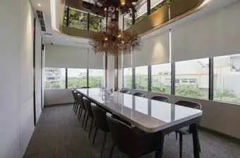 Interior Ruang Meeting Mandiri Private: Dialog Antara Eksklusivitas, Ketelitian, dan Kehangatan Ruang