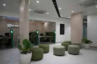 Interior Banking Hall yang Hangat dan Ramah di Bank Maspion Surabaya 